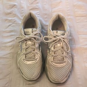 Reposhing: White brooks running shoe